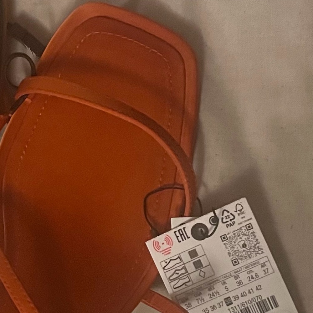 Zara Brand New Size 38
Strappy Orange Low Heel Sandals with Ankle Buckle - Picture 5 of 6